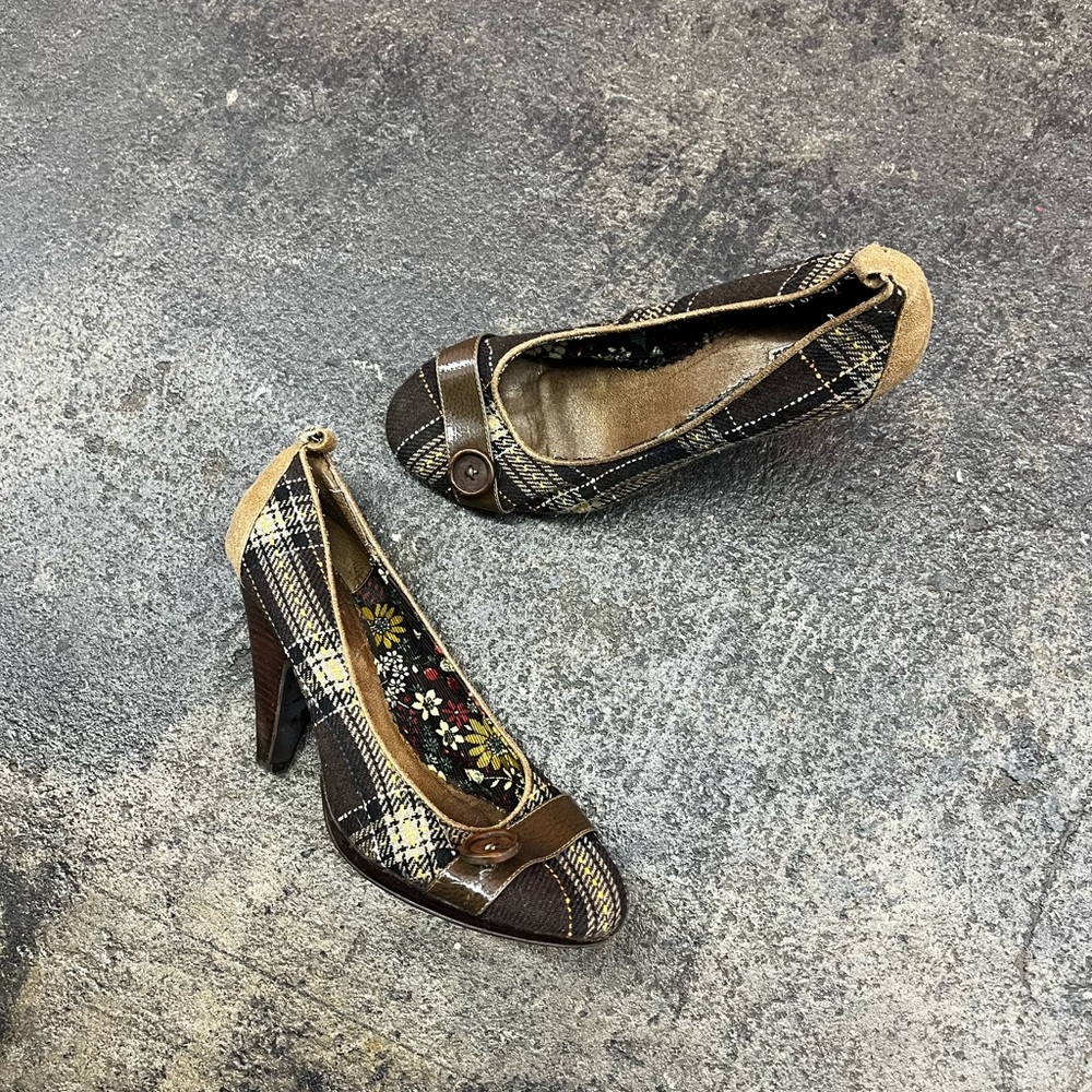 Y2K Cute brown plaid kitten heels Button Doll heels with floral embroidery sz 10